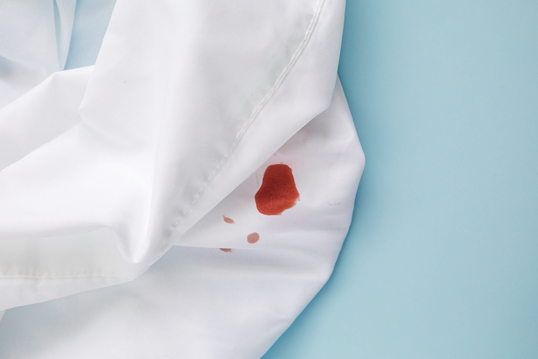 Comment enlever une tache de sang des menstruations d'un vêtement?